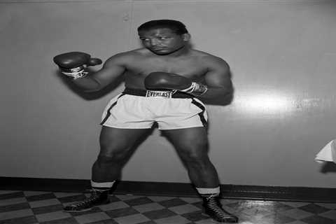 Mike Tyson recalls meeting Sugar Ray Robinson as a kid and running 10 miles after being told to..