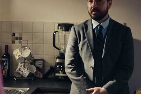 Line of Duty fans spot major clue as ‘H’ is seen behind Steve Arnott in Steph Corbett’s kitchen