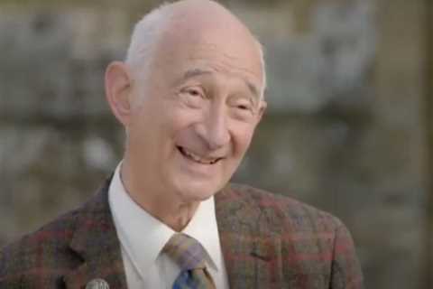 Cringing Antiques Roadshow expert admits ‘it’s not enough’ as rare shipwreck medals dealt brutal..
