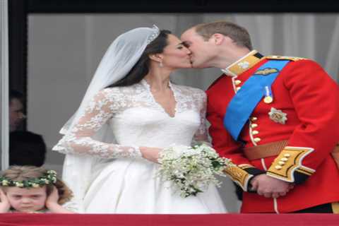 Kate Middleton &amp; William’s 3ft wedding cake was SO big a palace door was removed to fit it in..
