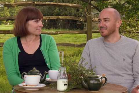 Escape to the Country couple left open-mouthed at ‘bonkers’ mystery property’s plush surprise