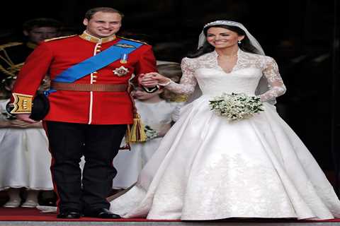 How old is Prince William and where does he live with Kate Middleton?