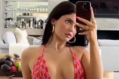 Kylie Jenner shows off impressive abs &amp; curves in a tiny bikini after sister Khloe Kardashian’s ..