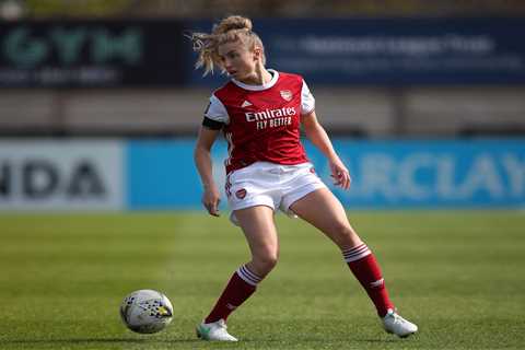 Williamson wows Arsenal fans with her silky skills ahead of club’s clash with Seagulls