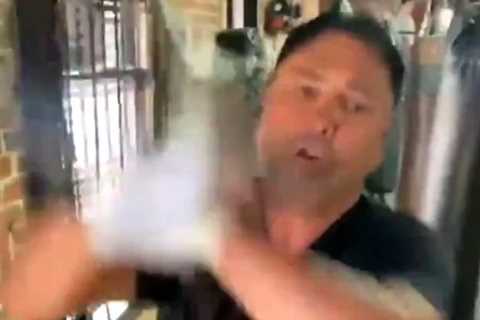 Watch Oscar De La Hoya show off amazing speed as 48-year-old trains for return after leaving fans..