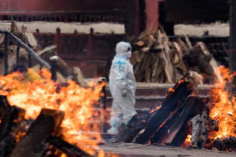 India buckles under ‘world’s worst Covid outbreak’ with record 315,000 new cases as people die..