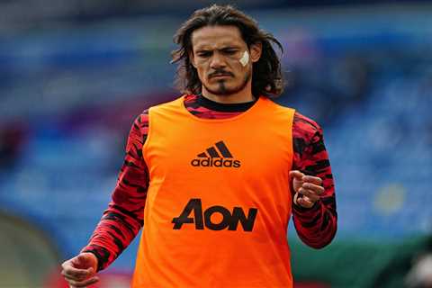 Man Utd ‘losing battle to keep Edinson Cavani despite contract talks’ as striker wants South..