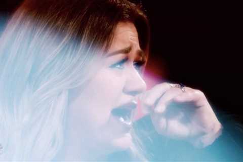 The Voice’s Kelly Clarkson &amp; Snoop Dogg break down in tears as contestant Anna Grace says she..