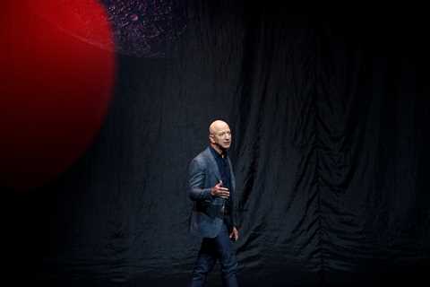 Blue Origin Challenges NASA Over SpaceX Moon Lander Deal