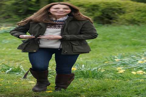 Thrifty Kate Middleton wears boots she’s had for 17 years as she pets lambs during farm visit with..
