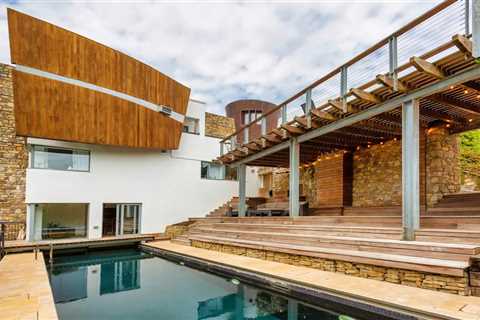 Formula One icon Eddie Irvine flogs Dalkey mansion with hot tub and pool that Matt Damon fell in..