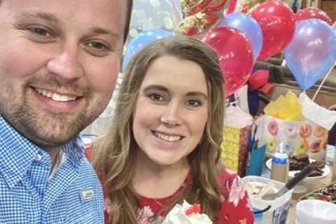 Josh Duggar’s wife Anna is ‘standing by him’ despite serious federal charges &amp; even accompanied ..