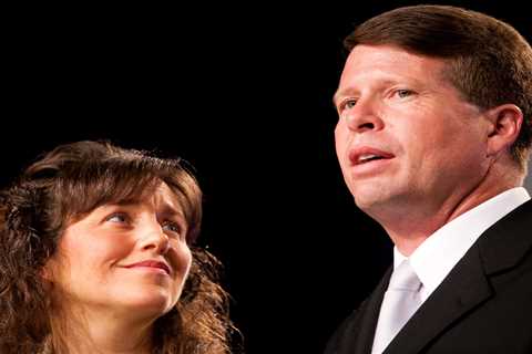 Josh Duggar’s dad Jim Bob ‘warned his family the arrest was imminent’ &amp; begged them to ‘pray’..