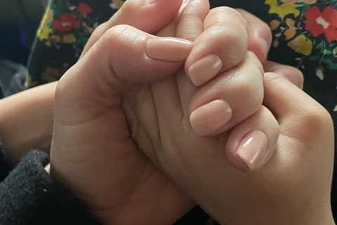 Holly Willoughby marks the end of a ‘beautiful bank holiday’ with sweet snap of her holding her..