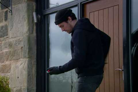 Emmerdale fans baffled by robbery gaffe as Mackenzie Boyd breaks into Eric Pollard’s house