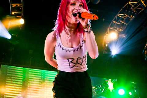 Who is Hayley Williams and how tall is she?