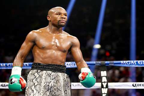 Floyd Mayweather ‘eyeing pro boxing return with Saunders on hit list – if he beats Canelo, plus..