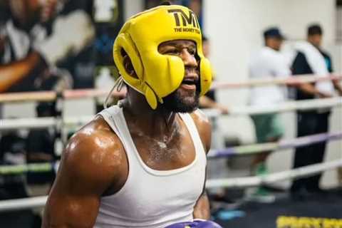 Floyd Mayweather looking in incredible shape during sparring for Logan Paul fight