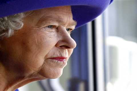 Queen has only fully trusted three people during her reign and now they have all died, biographer..