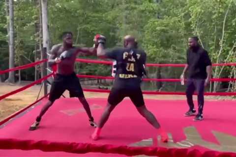 Watch Deontay Wilder train on pads with Malik Scott mimicking Tyson Fury’s style in outdoor ring..