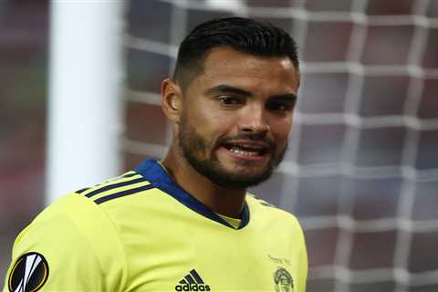 Man Utd outcast Sergio Romero back on Everton’s transfer wishlist but Ancelotti faces competition..