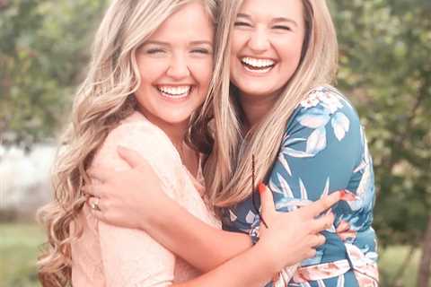 Kendra Duggar, 22, &amp; sister Lauren, 21, look like ‘twins’ in new pic just after their mom gave..