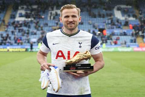 Gary Neville names three Man Utd players in swap transfer for Harry Kane that could convince Spurs..