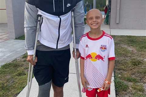Tiger Woods tells ten-year-old bone cancer sufferer to ‘stay strong’ after posing with her while on ..