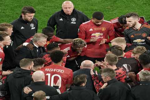 Paul Pogba gives Man Utd stars a rousing team-talk before extra-time vs Villarreal… but cannot..