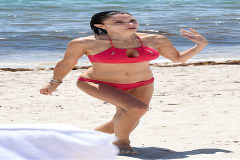 RHONY alum Bethenny Frankel shows off massive diamond engagement ring as she hits the beach in a..