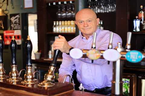Ross Kemp raises a glass to 12 million valiant volunteers who helped Britain through pandemic