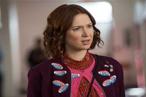 Ellie Kemper’s fans demand she respond to accusations she was ‘KKK queen’ at ‘racist’ Veiled..