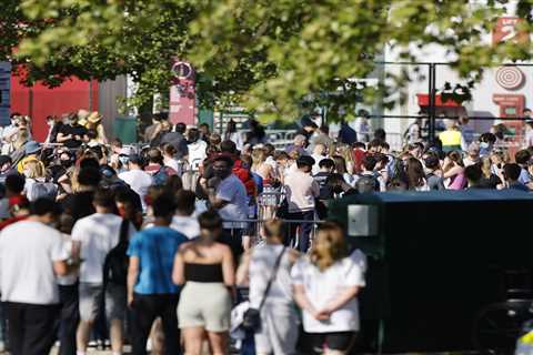 More than 15,000 turn up for vaccines at Twickenham with queues ‘longer than Glasto’ after jab..