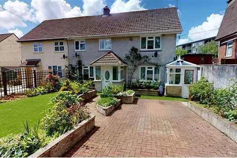 Semi-detached house with FAKE GRASS carpet goes on the mark for almost £300,000 in Cornwall