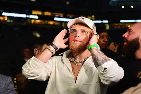 Watch Jake Paul’s X-rated ringside meltdown in final minute of Logan’s fight against Floyd..
