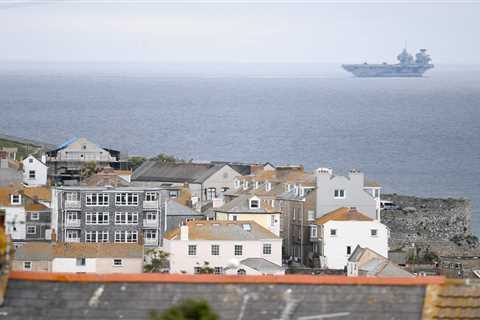 Britain’s newest £3.3bn aircraft carrier keeps watch in Carbis Bay ahead of Biden’s showdown with..