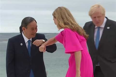 Boris Johnson and Carrie Symonds elbow bump world leaders on the beach at G7