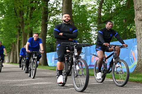 Memphis Depay transfer to Barcelona under threat with Juventus looking to hijack deal like PSG did..