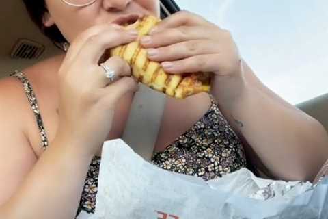 Teen Mom Jenelle Evans chows down on fast food chicken sandwich in her car after revealing she’s..