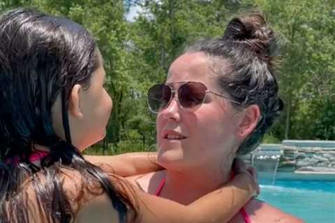 Teen Mom Jenelle Evans shows off curves in hot pink bikini with daughter Ensley, 4, after slamming..