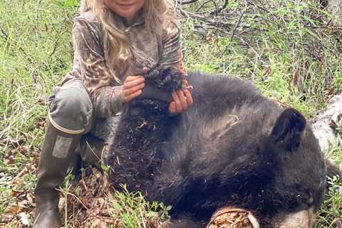 Teen Mom star Sunny Johnston slammed for letting daughter Breeze, 8, shoot &amp; kill bear herself..