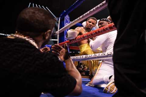 Watch Floyd Mayweather tell Gervonta Davis ‘you’re down’ on unofficial scorecard… before he goes..