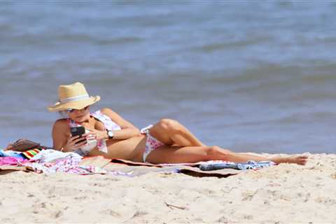 RHONY alum Bethenny Frankel stuns in floral bikini on beach trip with daughter Bryn, 10, in The..