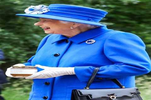 Schoolchildren hand Queen a jar of honey on her visit to community project in Glasgow