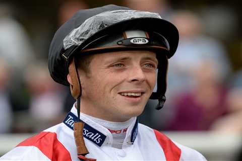 Jockey Ben Curtis to postpone shoulder operation until winter to fight for jockeys title and aims..