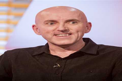 Comedian Lee Hurst kicked off Twitter after abusive posts about Chris Whitty