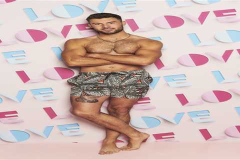 Love Island newbie Liam Reardon got knocked back by Joanna Chimonides after he messaged her – but..
