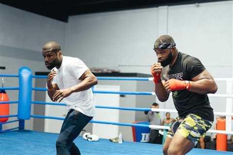 Floyd Mayweather helping UFC star Tyron Woodley train for Jake Paul fight with boxing masterclass..
