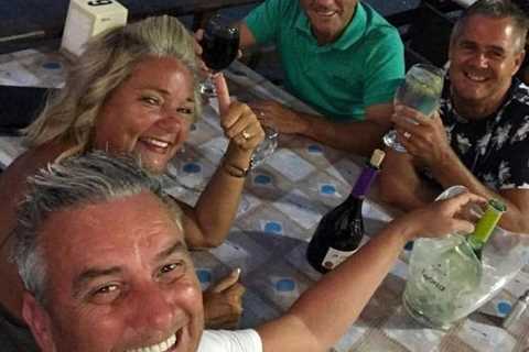 Gogglebox fans can’t believe their eyes as Lee poses with ‘Jenny lookalike’ on holiday