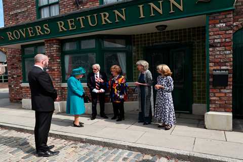Coronation Street cast were told just 30 minutes before queen arrived in bid to keep visit top..